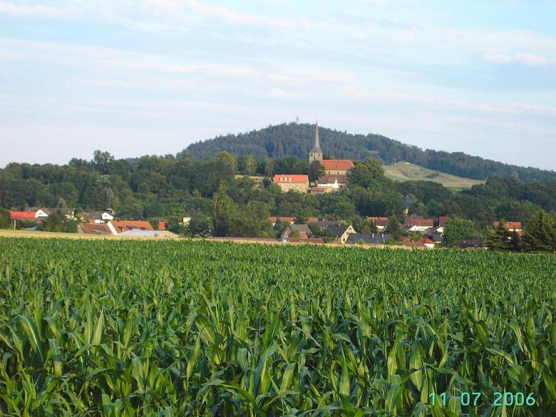 Blick vom Tal zur Kirche